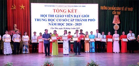 Trao giải Hội thi giáo viên dạy giỏi THCS cấp thành phố năm học 2024-2025