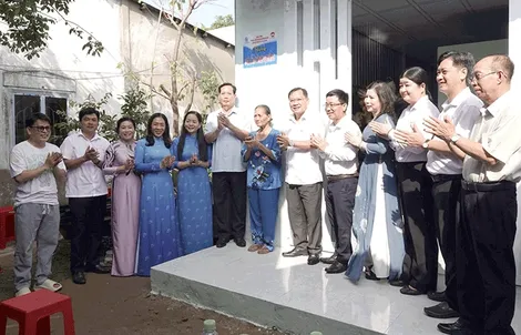 Trao nhà Chữ thập đỏ và Mái ấm tình thương