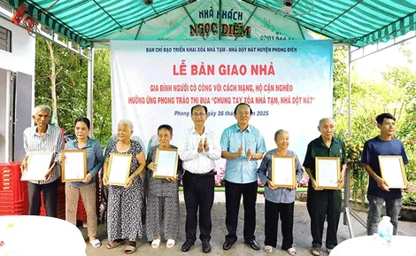 Phong Ðiền: Bàn giao nhà cho gia đình người có công với cách mạng, hộ cận nghèo