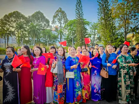 Người dân TP Cần Thơ nô nức mừng ngày hội non sông thống nhất