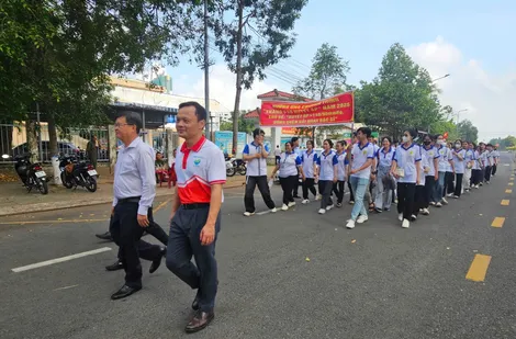 Mít tinh, kêu gọi người dân đến cơ sở y tế đo huyết áp miễn phí