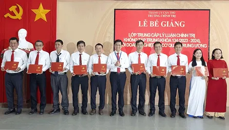 Bế giảng lớp Trung cấp lý luận chính trị không tập trung khóa 134