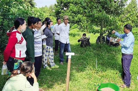 Cùng hội viên tăng gia sản xuất