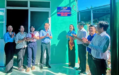 Bàn giao nhà “Khăn quàng đỏ” cho đội viên có hoàn cảnh khó khăn