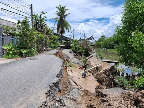Sạt lở đường giao thông nông thôn nghiêm trọng tại quận Ô Môn