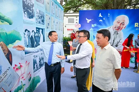Báo Nhân Dân khai mạc triển lãm và ra mắt ấn phẩm đặc biệt kỷ niệm 135 năm Ngày sinh Chủ tịch Hồ Chí Minh