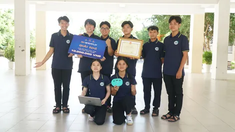 Tặng Bằng khen của Chủ tịch UBND TP Cần Thơ cho nhóm học sinh đạt giải Nhì SV_STARTUP - lần thứ VII