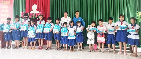 Tặng quà cho học sinh và người dân khó khăn