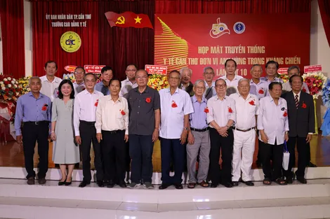 Họp mặt cán bộ dân y Cần Thơ thời kháng chiến