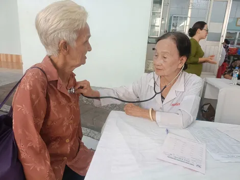 Tấm lòng nữ bác sĩ về hưu