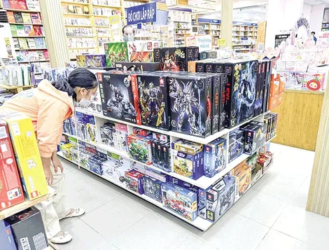 Nhộn nhịp thị trường quà tặng Ngày Quốc tế Thiếu nhi