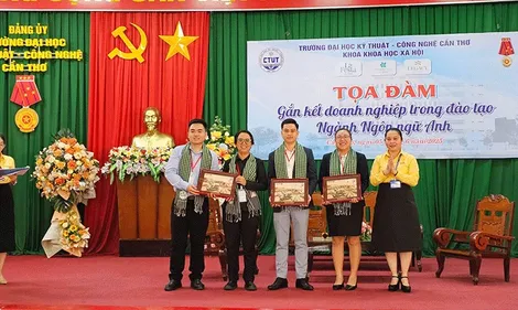 Tọa đàm “Gắn kết doanh nghiệp trong đào tạo ngành Ngôn ngữ Anh”