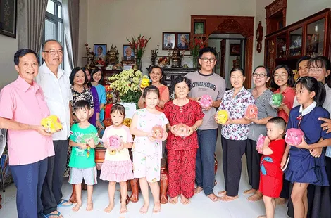 Gia đình đồng chí Lê Phước Thọ mổ heo đất “Vì bệnh nhân nghèo”