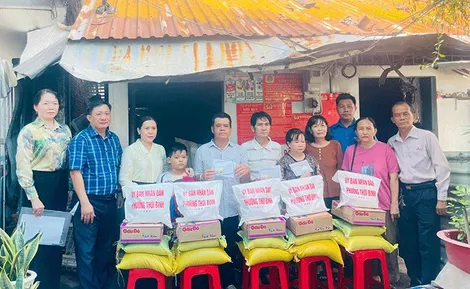 Phường Thới Bình hỗ trợ các gia đình bị hỏa hoạn trong khu nhà trọ