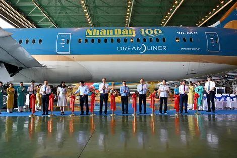Ra mắt logo Báo Nhân Dân trên máy bay của Vietnam Airlines nhân kỷ niệm 100 năm Ngày Báo chí Cách mạng Việt Nam