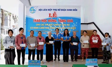 Trao 40 suất học bổng, quà cho học sinh và phụ nữ có hoàn cảnh khó khăn, vượt khó tiêu biểu