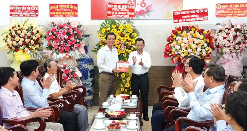 Thường trực Thành ủy Cần Thơ thăm, chúc mừng các cơ quan báo chí nhân kỷ niệm 100 năm Ngày Báo chí cách mạng Việt Nam