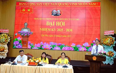 Xây dựng đội ngũ cán bộ, đảng viên gương mẫu về phẩm chất, vững vàng về chuyên môn, tận tụy với nhân dân