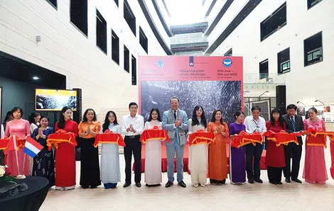 Khai mạc triển lãm “Những khung hình về biến đổi khí hậu” tại Trường Đại học Cần Thơ