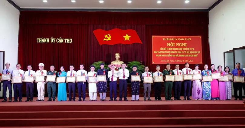 Biểu dương nhiều tập thể, cá nhân có thành tích xuất sắc trong học tập và làm theo tư tưởng, đạo đức, phong cách Hồ Chí Minh
