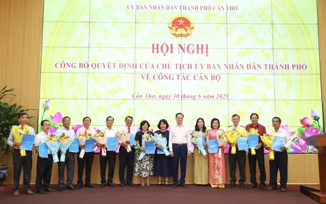 UBND Thành phố trao quyết định nghỉ hưu cho 13 cán bộ