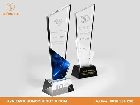 Đặt làm kỷ niệm chương pha lê theo yêu cầu tại Kỷ Niệm Chương Phùng Thị