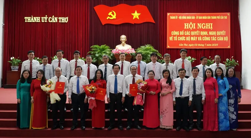 Công bố các Quyết định, Nghị quyết về tổ chức bộ máy và công tác cán bộ