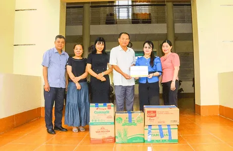 Tặng 1 tấn gạo và nhu yếu phẩm