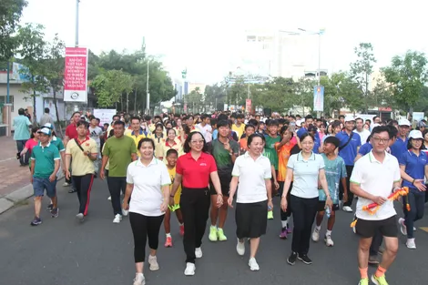 Gần 500 người đi bộ hưởng ứng ngày Du lịch Việt Nam