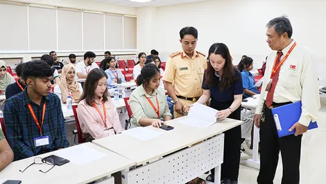 Trang bị kiến thức pháp luật giao thông Việt Nam cho sinh viên quốc tế