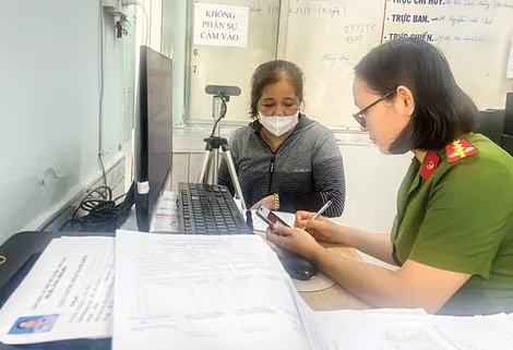 Công an phường Ô Môn đẩy mạnh tiếp nhận, giải quyết hồ sơ trực tuyến của người dân