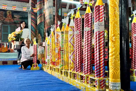 Sôi động thị trường đèn cầy lớn trong mùa nhập hạ