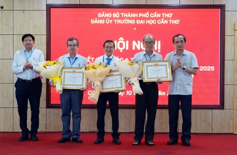6 tháng đầu năm, Đảng bộ Trường Đại học Cần Thơ kết nạp 101 đảng viên mới