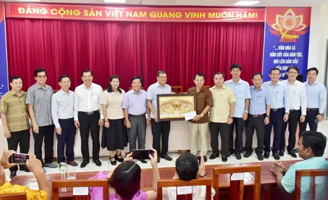 Lãnh đạo Sở Văn hóa, Thể thao và Du lịch TP Cần Thơ thăm, làm việc với Đoàn Nghệ thuật Khmer