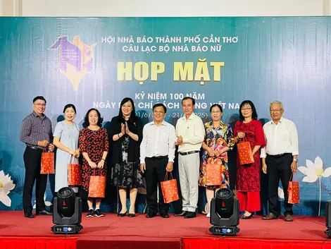 Họp mặt Câu lạc bộ Nhà báo nữ TP Cần Thơ