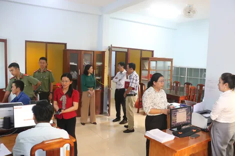 Kiểm tra tình hình tiếp nhận, giải quyết thủ tục hành chính tại Phong Nẫm và Cù Lao Dung