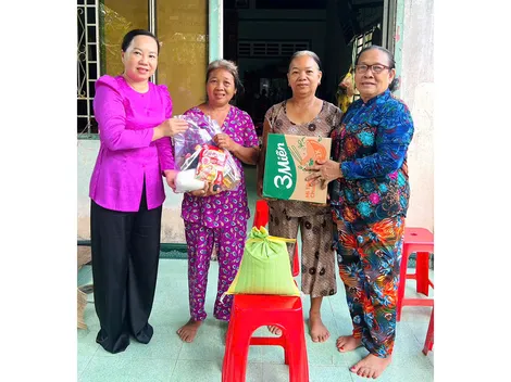 Thăm, tặng quà hội viên phụ nữ yếu thế