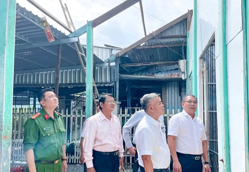 Lãnh đạo thành phố thăm hỏi, động viên, hỗ trợ gia đình bị thiệt hại nhà cửa do mưa, giông