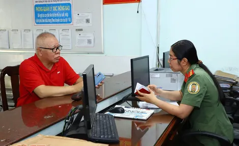 Công an TP Cần Thơ thực hiện cao điểm cấp tài khoản định danh điện tử cho người nước ngoài