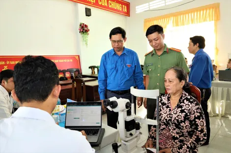 Khám, cấp thuốc và tặng quà gia đình chính sách tại xã Hỏa Lựu