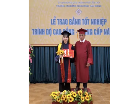 Trường Cao đẳng Cộng đồng Hậu Giang trao bằng tốt nghiệp
