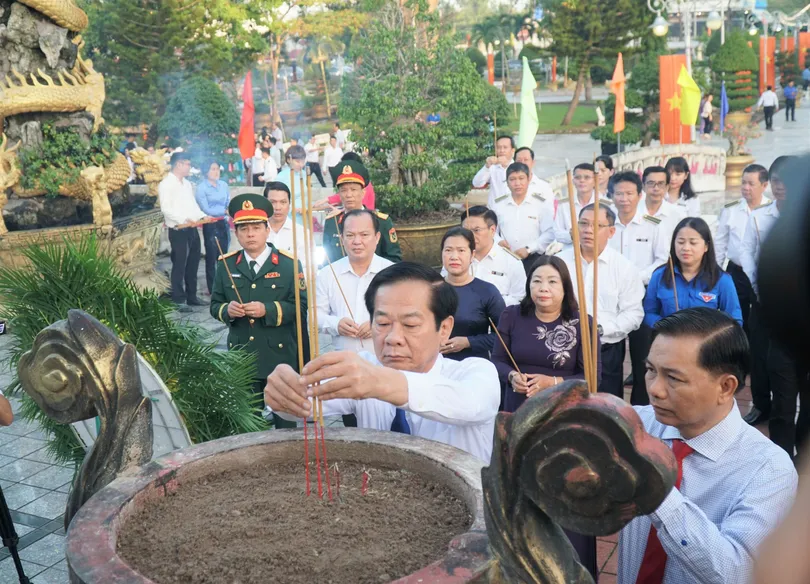 Lãnh đạo Thành ủy, HĐND, UBND, Ủy ban MTTQVN thành phố viếng Nghĩa trang Liệt sĩ