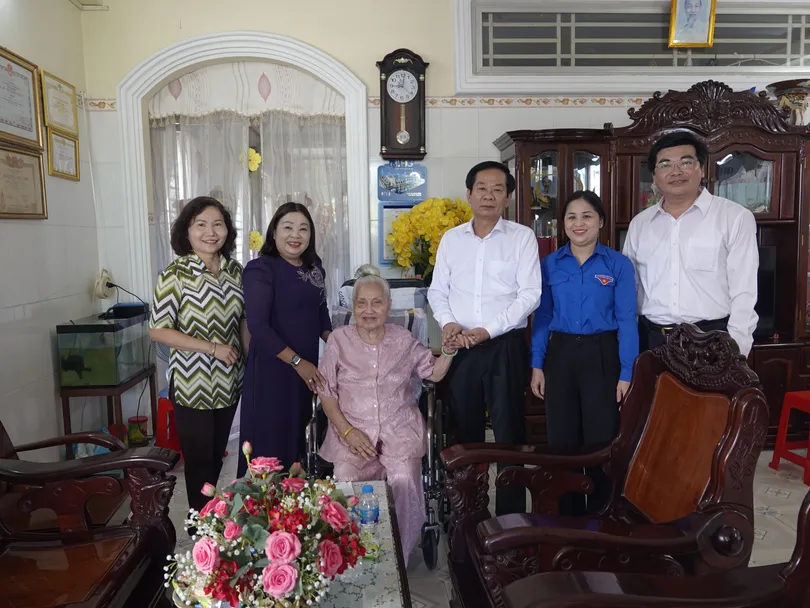 Bí thư Thành ủy Cần Thơ thăm Mẹ Việt Nam Anh hùng, Anh hùng lực lượng vũ trang Nhân dân