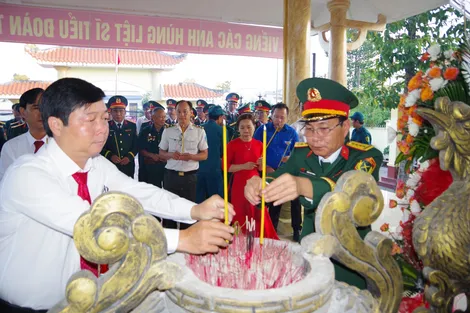 Viếng Nhà tưởng niệm và Nghĩa trang Liệt sĩ ở các địa phương