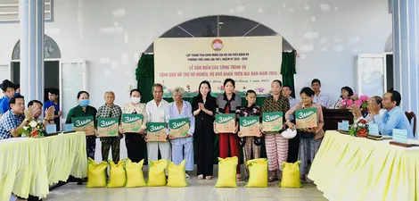 Gắn biển các công trình chào mừng Đại hội