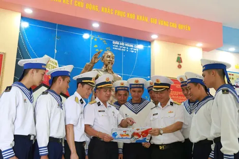 Vùng 4 Hải quân nhận và trao hàng trăm lá thư viết tay tới quân dân đặc khu Trường Sa