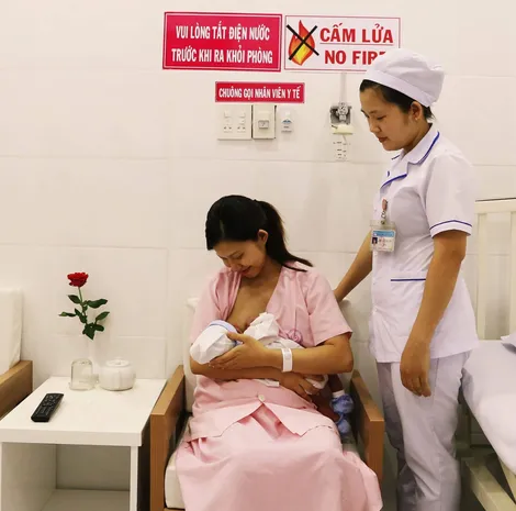 Ưu tiên nuôi con bằng sữa mẹ