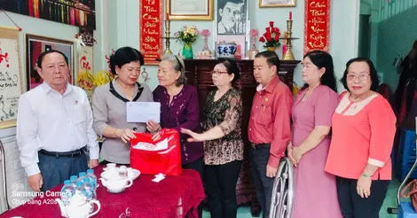 Thăm, trao quà tặng nạn nhân chất độc da cam