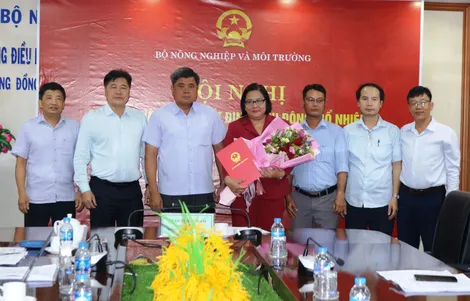 Công bố và trao quyết định điều động, bổ nhiệm bà Huỳnh Kim Định giữ chức Phó Giám đốc Trung tâm Khuyến nông Quốc gia