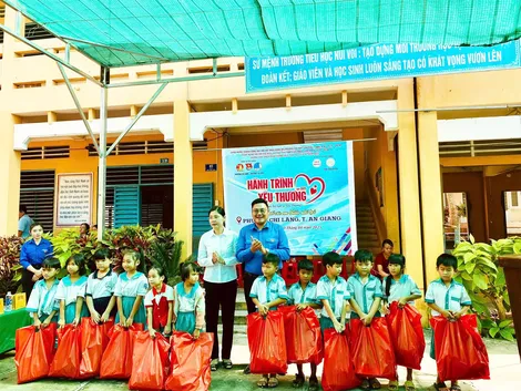“Hành trình yêu thương” đến với trẻ em vùng biên giới